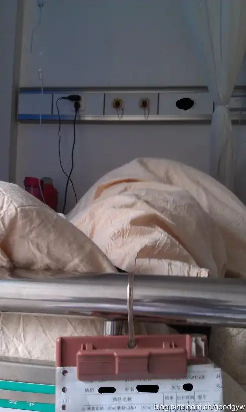 她躺在病床上,我拍的照片.