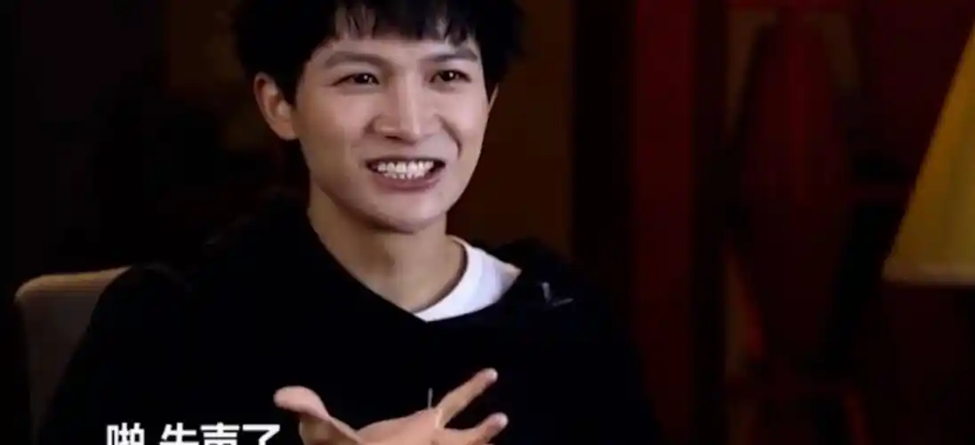 从乡村留守儿童到国际歌坛巨星:周深的成名之路揭秘!_父母_舞台_卡布