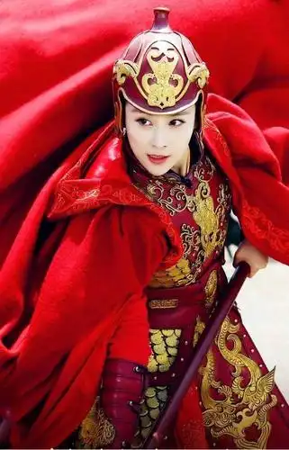 她身穿盔甲,铠下红衣翩跹,眉宇间透着一代将领独有的孤傲!【闫露娢