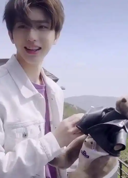 原创蔡徐坤女友视角拍照凑近时故意关掉美颜生图帅回两年前