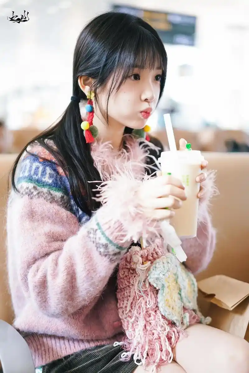 今天的宝儿9507#张淼怡 喝奶茶嘟嘟嘴的小表情也太可爱了吧 - 抖