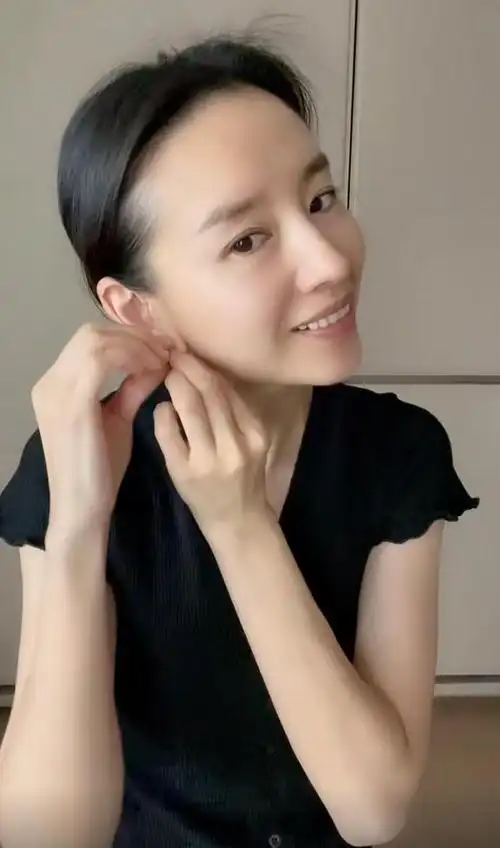 董洁素颜真耐打,在家分享私人首饰,网友直夸教科书般的鼻子