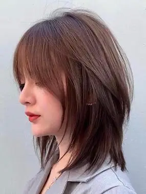 2022中碎发发型图片女 显出个人气质的女生发型