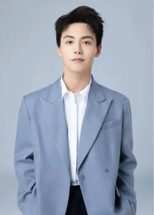 马天宇身穿知名品牌服饰,拍摄全新写真大片,网友:还是那么帅!