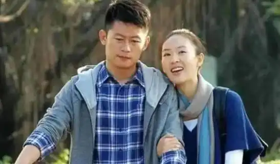 演员李健:19岁演戏,42岁因《狂飙》爆火,娶初中恋人成了好老公
