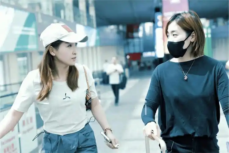 刘诗雯长发披肩,罕见化妆,又美又飒,绯闻男友被曝丑闻_奥运会_丁宁_女