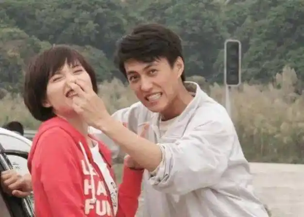 她命真好,二婚嫁靳东为妻,生下一双帅气儿子,一家四口幸福美满_李佳