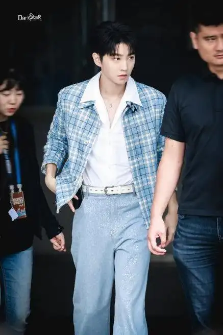 王俊凯你好星期六上班饭拍 蓝色格子外套白衬衫 牛仔裤