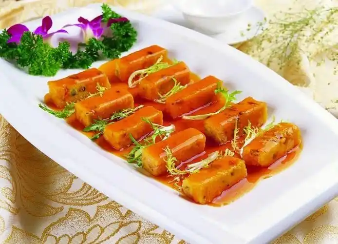 一品豆腐是一道经典的特色名菜,属于孔府菜.