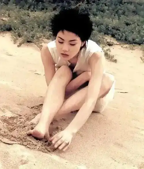 王菲24岁旧照曝光穿白裙在沙滩上玩耍气质清纯颜值迷人