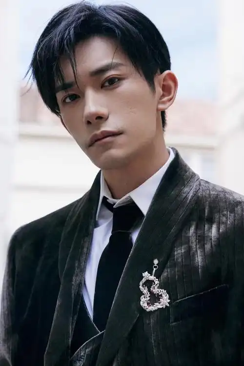 易烊千玺分饰多个角色,《狂野时代》戛纳放映后收获热烈掌声