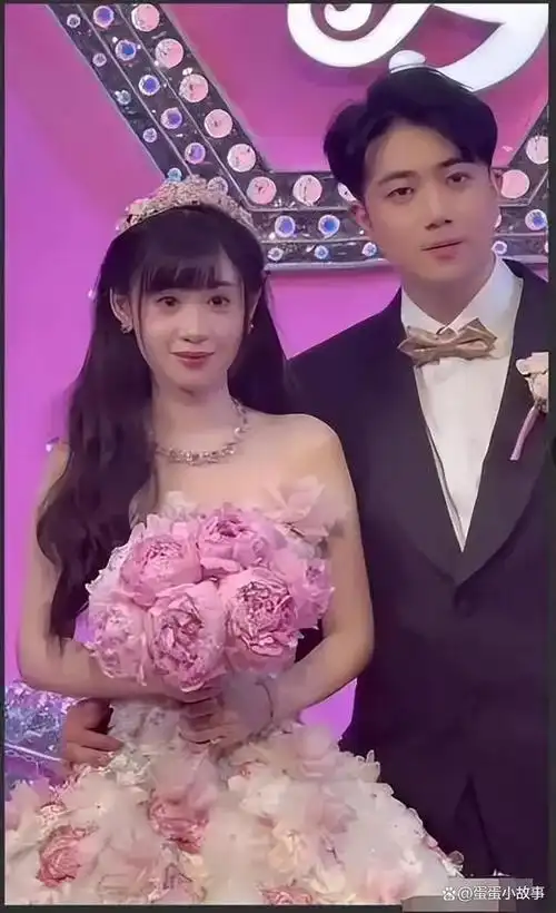 曝谢霆锋现身干女儿婚礼!当众与百亿富豪坐台阶上,已荣升为股东