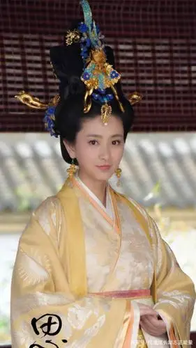 年轻貌美,知书达理,是古代女子的典型代表,斓曦大气而从容