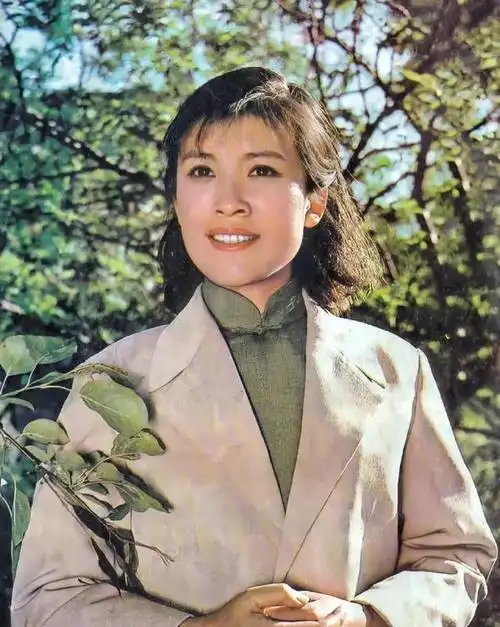 宋春丽:为拍戏放弃生子,61岁才当妈妈,如今她还好吗?