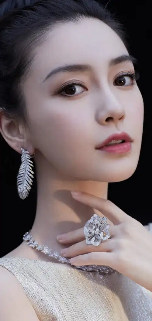 杨颖烫银花瓣裙绝美写真壁纸