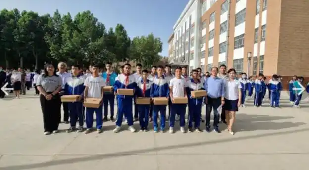 小胡杨 | "微心愿"为叶城二中足球队员圆梦