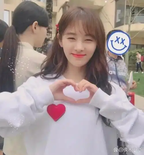 鞠婧祎比心照片