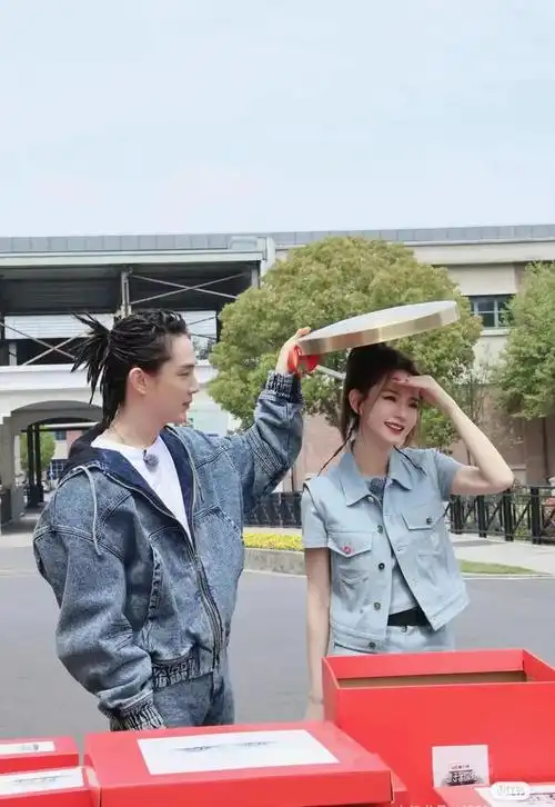 戚薇和李承铉夫妇甜蜜亮相录制现场身穿牛仔服情侣装默契十足