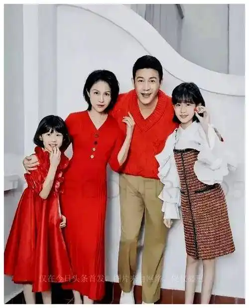 明星家庭福:森碟超爸爸亮眼,张纪中似爷爷,胡杏儿最亲近众人_全家福