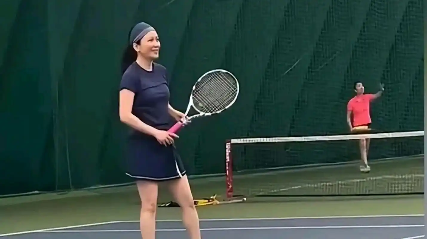 照片中,俞飞鸿身穿运动服打着网球,素面朝天,虎背熊腰,大妈一般的气质