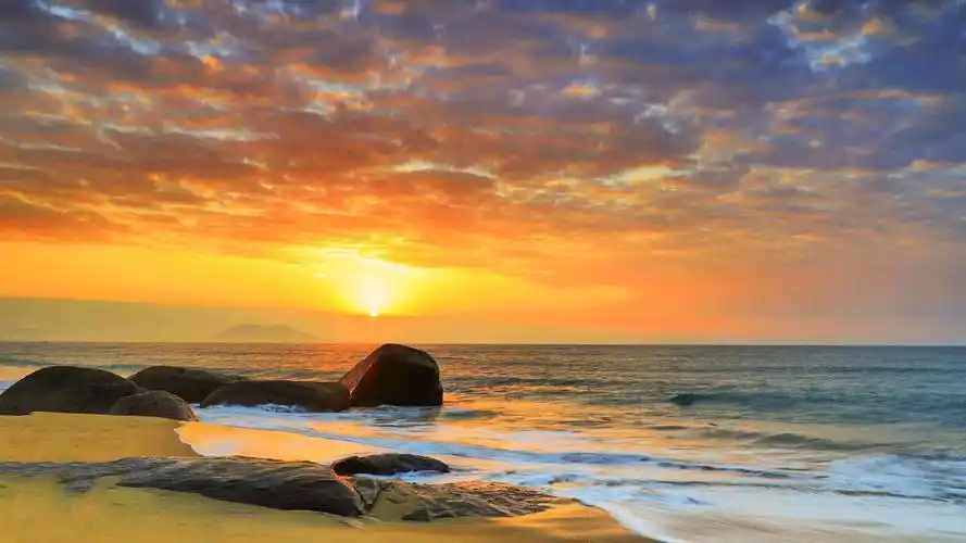 角头湾海滩奇石林立,海浪凶涌澎湃是摄影爱好者拍片的好去处.