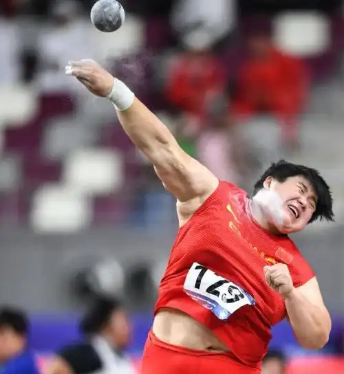 投掷铅球看起来只是一个简单的动作,只要臂力足够大,将铅球用力扔出去