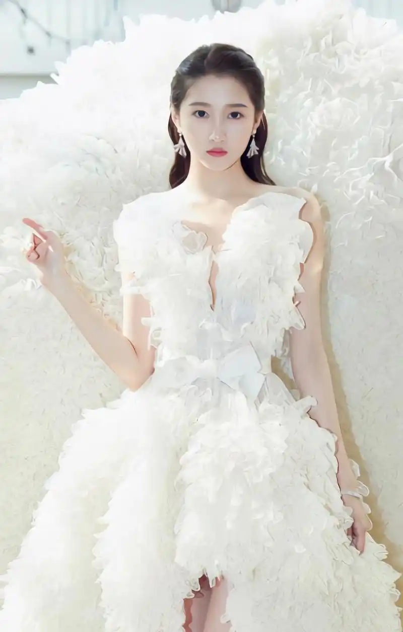 关晓彤,美丽大方展露大长腿