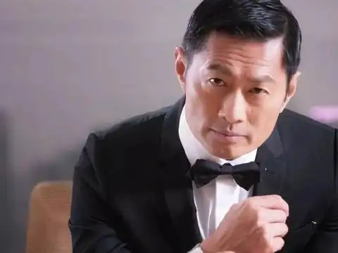 越老越有型!57岁前tvb男星黄德斌重回观众视野,40岁才有代表作