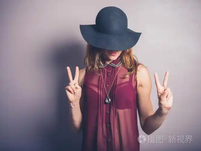 时髦的小姐显示 v 形手势