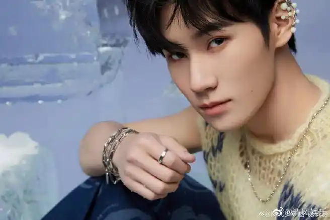 一眼看到了张张的双眼皮,眼睛真的太漂亮了#张真源怼脸自拍照