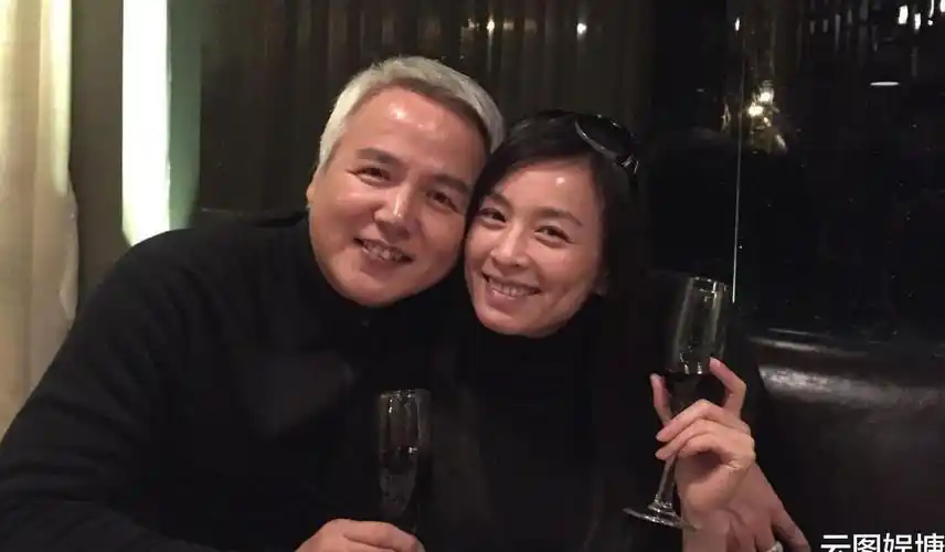 林瑞阳前妻一家拜年,50岁冻龄比女儿还少女,气质不输49岁张庭