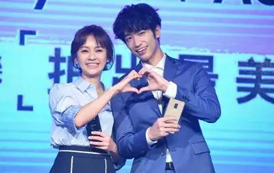 陈意涵(左),刘以豪出席某品牌新手机发布会.(今日新闻)