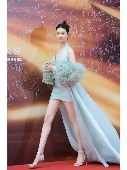 张艺凡绿色透明薄纱长裙美腿图片分享