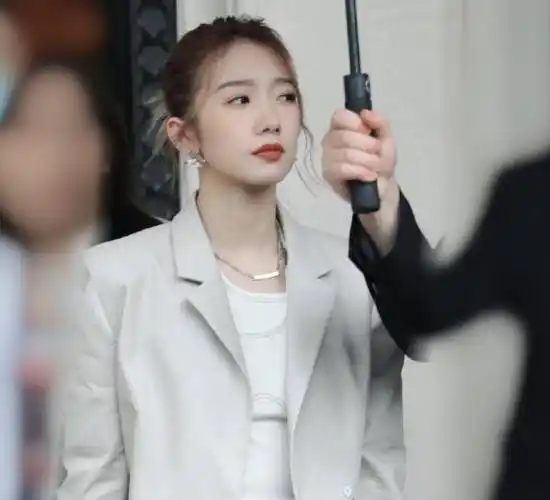 孟美岐线下活动生图,西装丸子头可盐可甜,状态太真实粉丝心动_明星