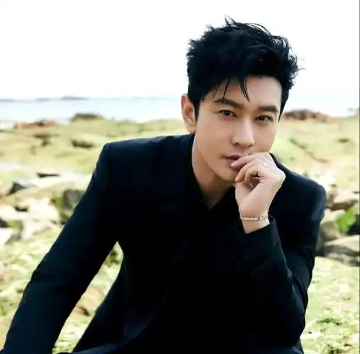 黄晓明:颜值回春不少,五官精致有型,看起来像个20多岁的帅小伙|白皙