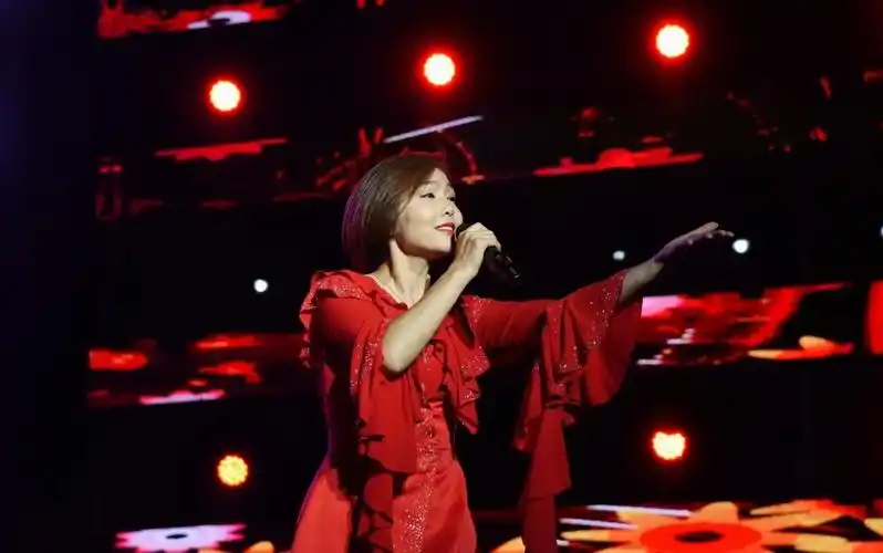 "广场舞歌后"苏勒亚其其格唱响青城