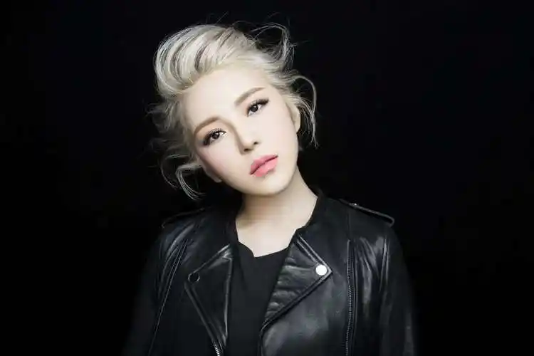 p>崔子格(queena),6月25日出生于新疆乌鲁木齐,中国内地流行女歌手