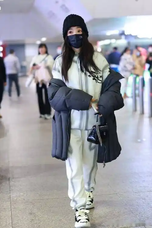 柳岩现身上海机场,身披羽绒服休闲惬意