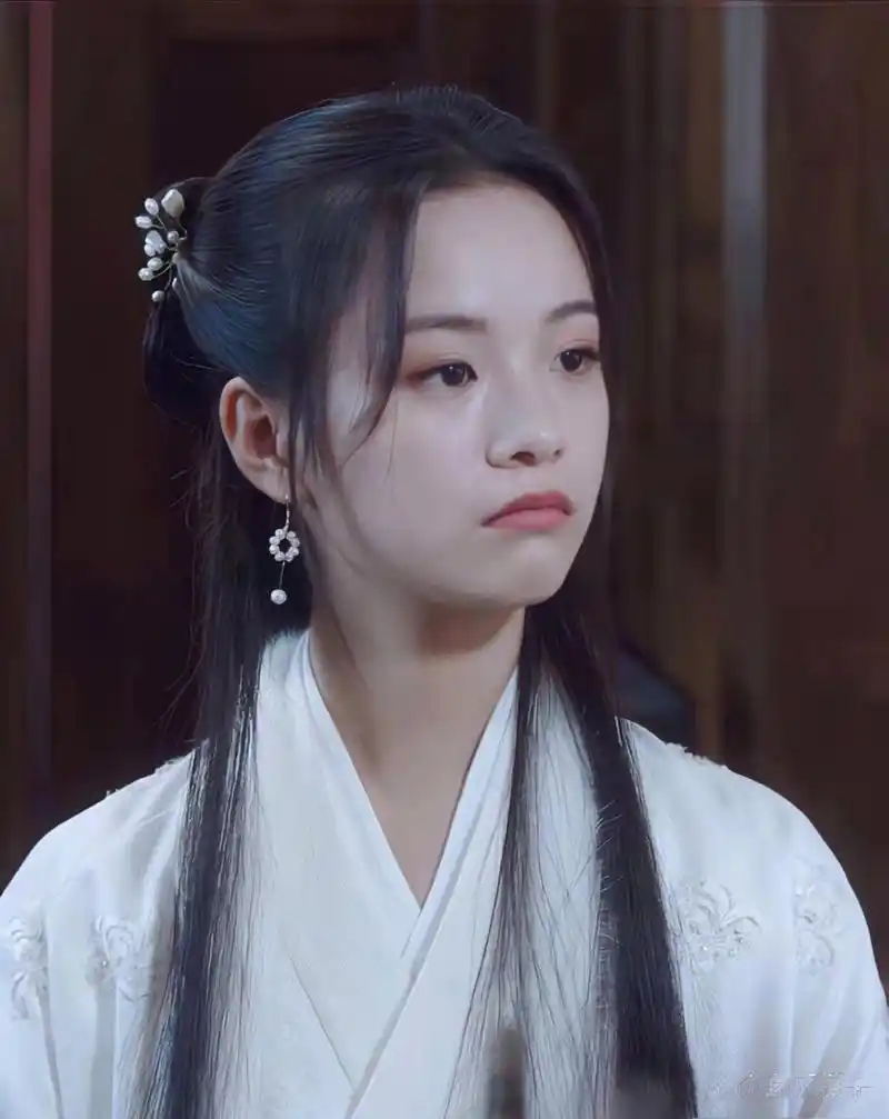 古装剧造型丑,演技又不在线,关键还一脸仇大苦深的样子,看上去更丑了!