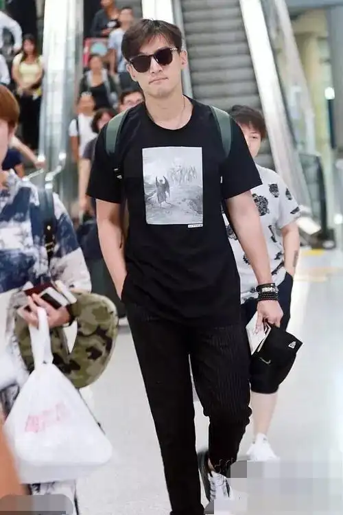 一个简单的插兜动作暴露了杨洋身材的致命缺点