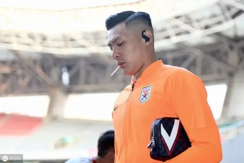 山东鲁能泰山球员抵达王大雷吃棒棒糖蒿俊闵带商务包反差有点大