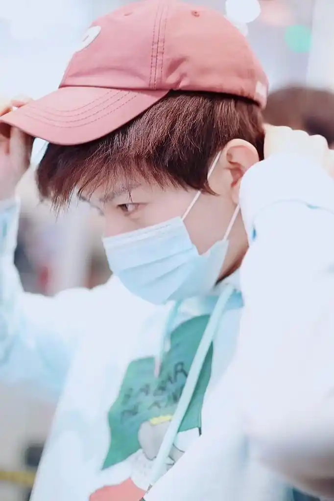 成毅穿蓝卫衣变阳光帅气校草02伸手摘口罩素颜能打