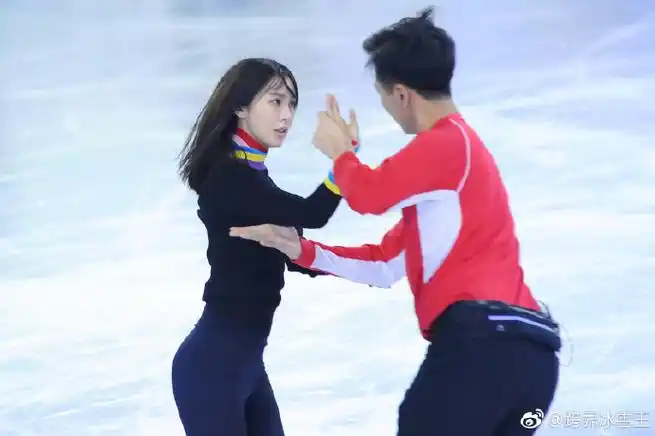 跨界冰雪王#@李菲儿love@花样滑冰孟飞"菲飞组合"的配合越来越出闪怂