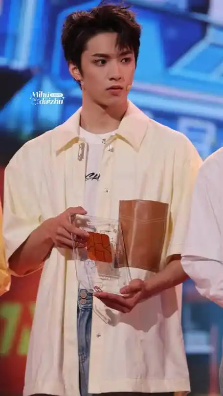 刘耀文换新发型了,短发造型清爽帅气,是不一样的感觉,生图太帅了偶像