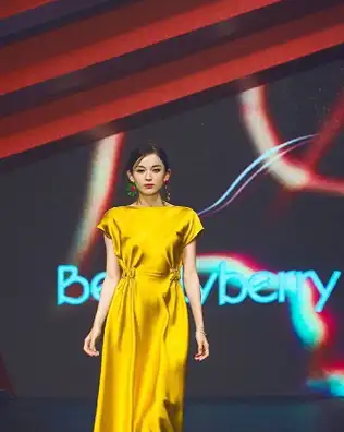 古力娜扎t台秀魅力四射,气场十足自然大方,美的不可方物!