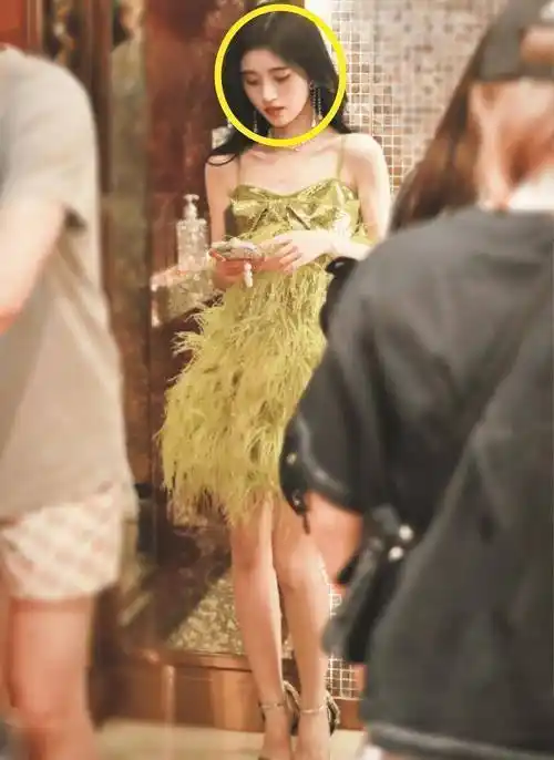 《创造营4》助唱路透,鞠婧祎穿吊带裙好清凉,披肩的浴巾成亮点_选手