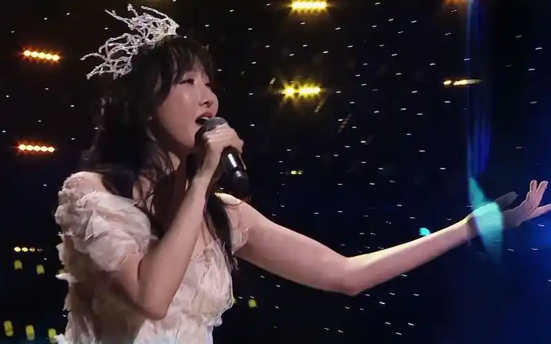 【小央追热点】萨顶顶《左手指月》连飙超强高音 老外:哦哦哦哦