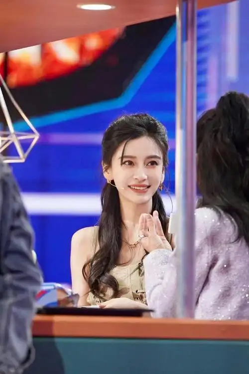 angelababy高马尾半披发搭配迷彩短上衣造型……|angelababy_新浪新闻