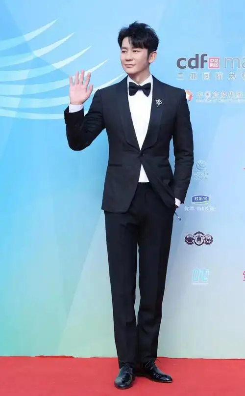 闭幕红毯结束后,《成为赢家》主演李晨担任海南电影节闭幕式主持人