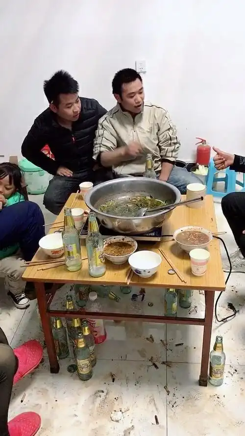 出不去,在家喝酒